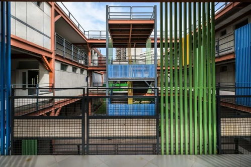 印度Manaskriti金屬架空學校 中小學建筑設(shè)計中的金屬附件與架座創(chuàng)新應用
